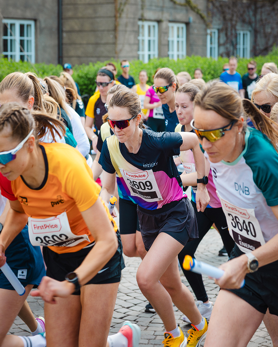 An Intility employee running alongside many other people during the Holmenkollstafetten Relay Race